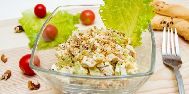 Салат с сельдереем, курицей, яблоком, яйцами и грецкими орехами