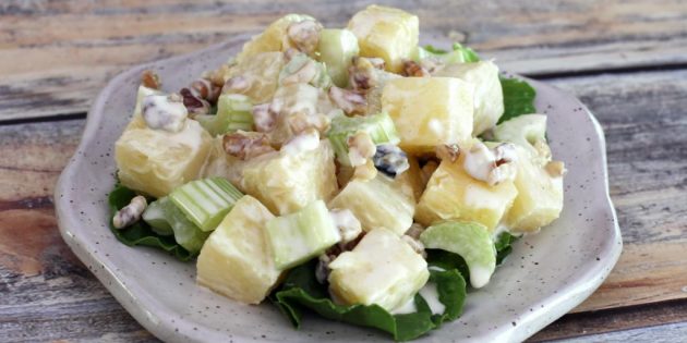 Салат с сельдереем, ананасом и грецкими орехами Салат с сельдереем, ананасом и грецкими орехами