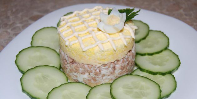 Салат из печени трески с яйцами и луком