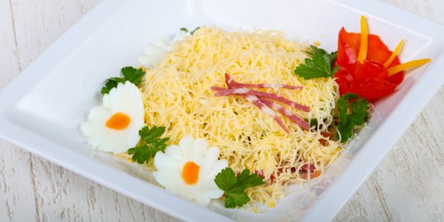 Салат с копчёной колбасой, помидорами, яйцами и сыром: простой рецепт