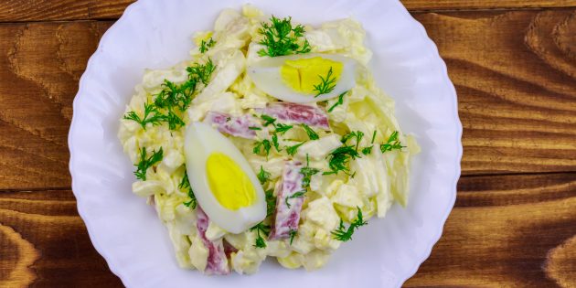 Салат с копчёной колбасой, яйцами и капустой: простой рецепт