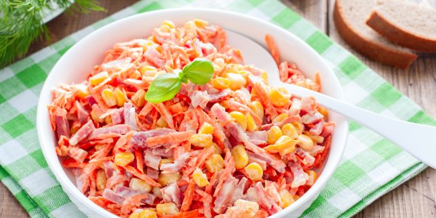 Салат с копчёной колбасой, корейской морковью и кукурузой: простой рецепт