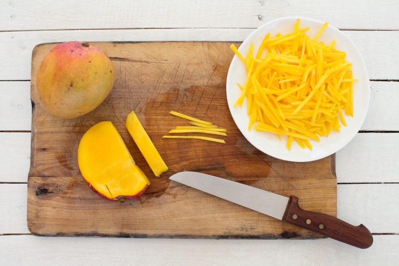 cutting mango for thai mango salad