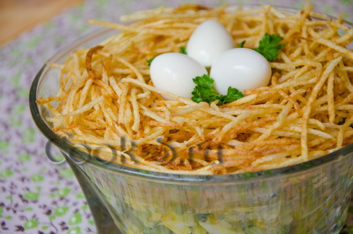 салат гнездо с перепелиными яйцами