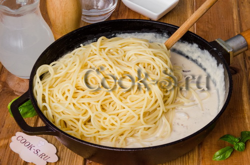 спагетти с морским коктейлем в сливочном соусе