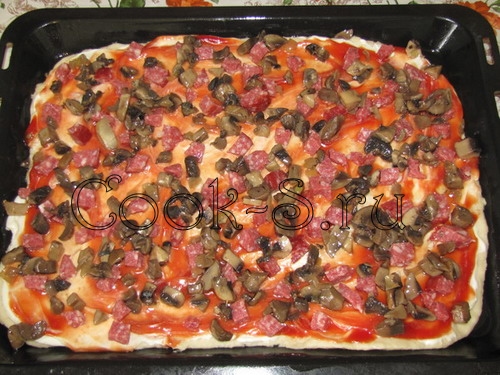 пицца с колбасой и грибами - начинка