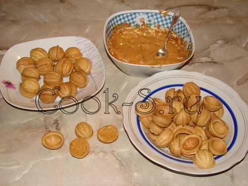печенье орешки со сгущенкой - положить начинку в орешки