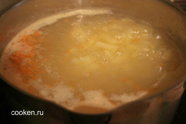 Картошку и морковь бросаем в кипящий бульон