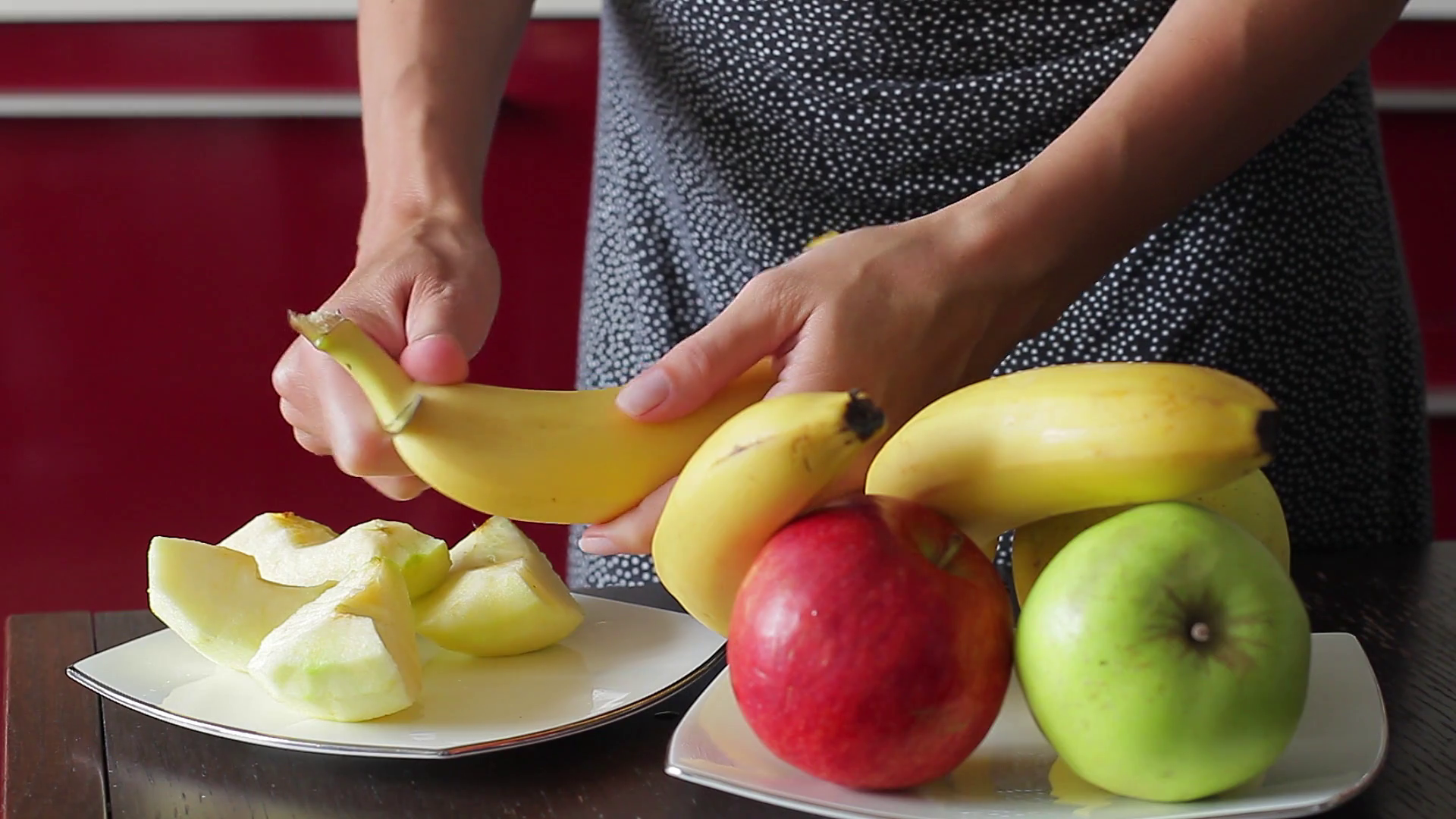 Фрукт очистки. Чистка фруктов. Очистка овощей и фруктов от кожуры.. Очищения фрукты. Очистить яблоко от кожуры.