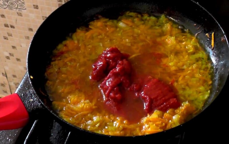 Фаршированные перцы мясом и рисом запеченные в духовке под сметанным соусом