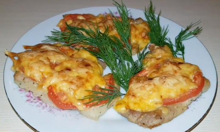 Сочные отбивные из свинины в духовке с помидорами и сыром — получаются вкусными и мягкими