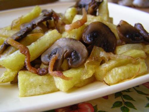 Жареная картошка с салом и грибами. Как вкусно и быстро пожарить хрустящую картошку с грибами – секреты приготовления