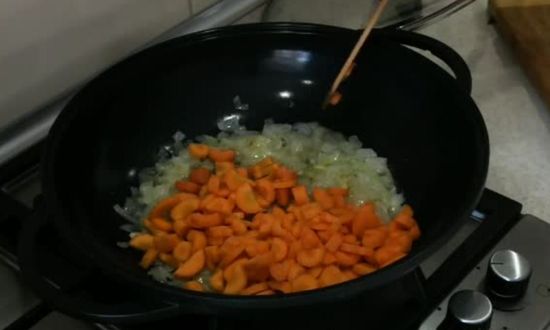 зажариваем морковь вместе с луком