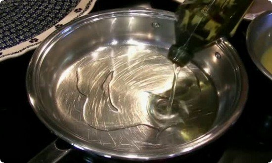 разогреваем сковороду с растительным маслом