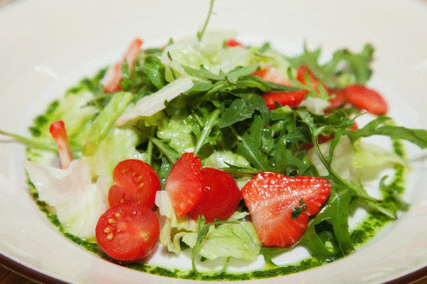 Салат из клубники с помидорами
