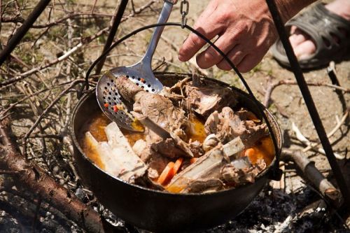 Суп с мясом на костре