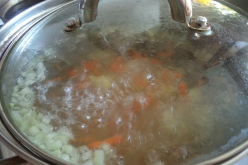 Суп с галушками и копченой колбасой