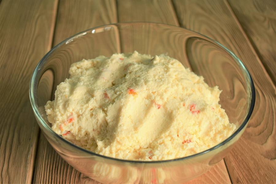 Приготовление творожных сырников с курагой шаг 3