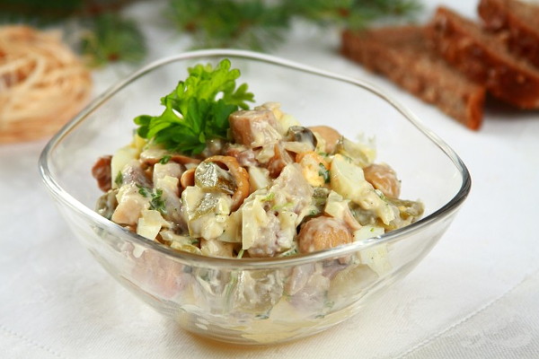 Салат с картошкой, селедкой и грибами