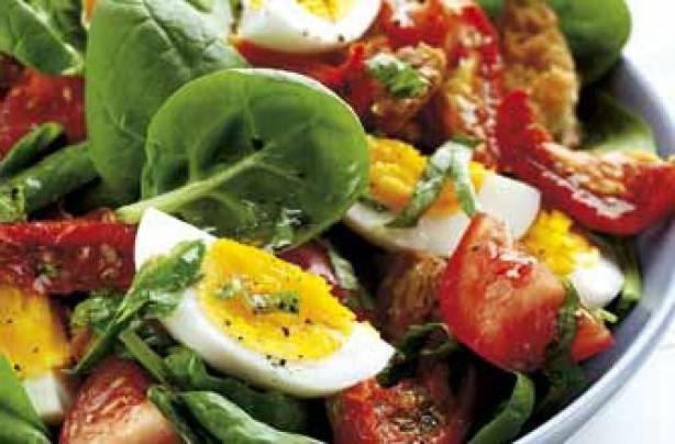 салат с яйцами и помидорами и колбасой
