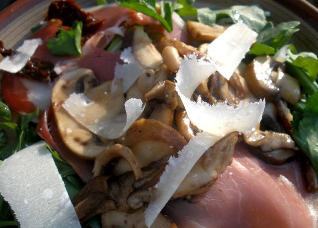 Салат с сушеными грибами слоями