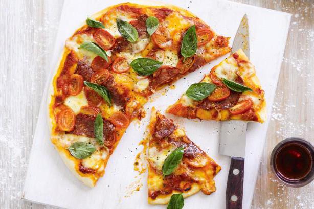 рецепт пиццы с колбасой сыром и помидорами 