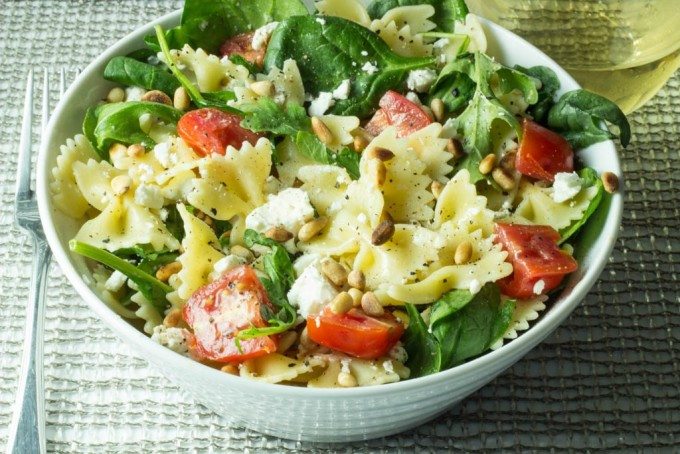салат с макаронами бантиками