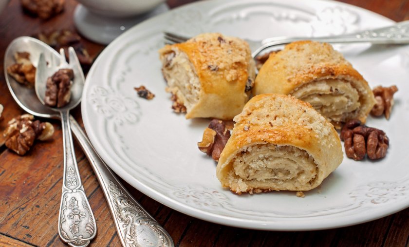 Бисквит с яблоками и орехами 