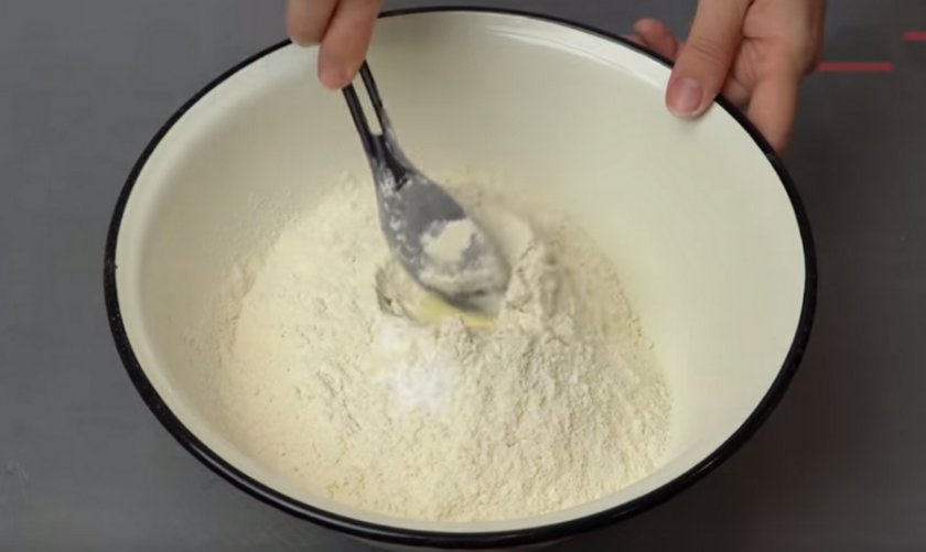 Бисквит с яблоками и орехами 