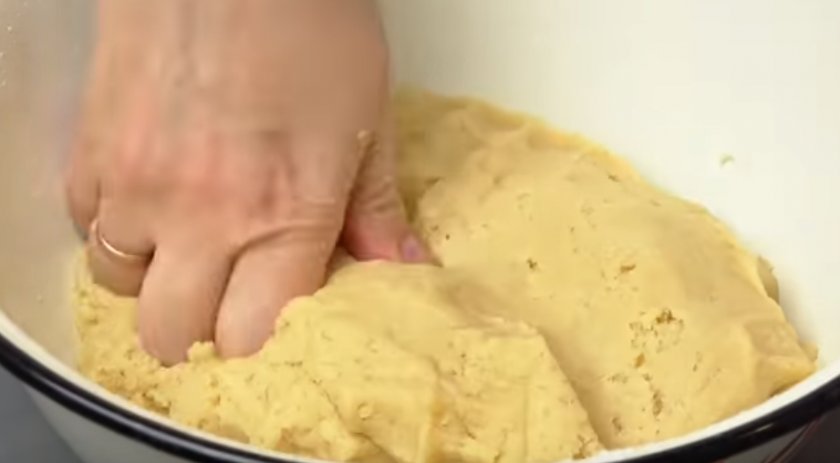 Бисквит с яблоками и орехами 