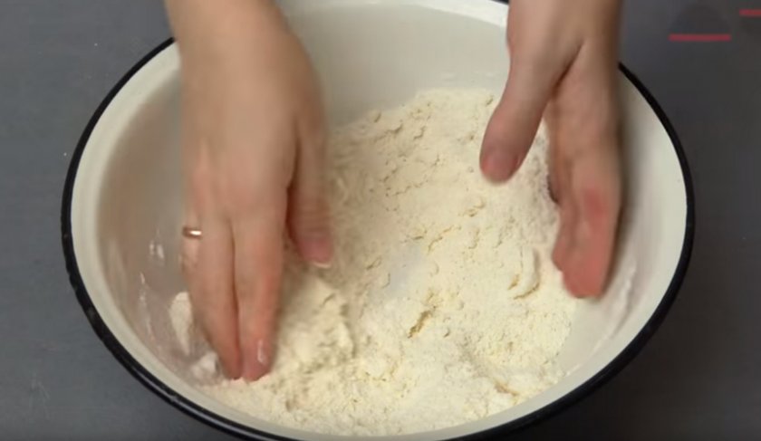 Бисквит с яблоками и орехами 