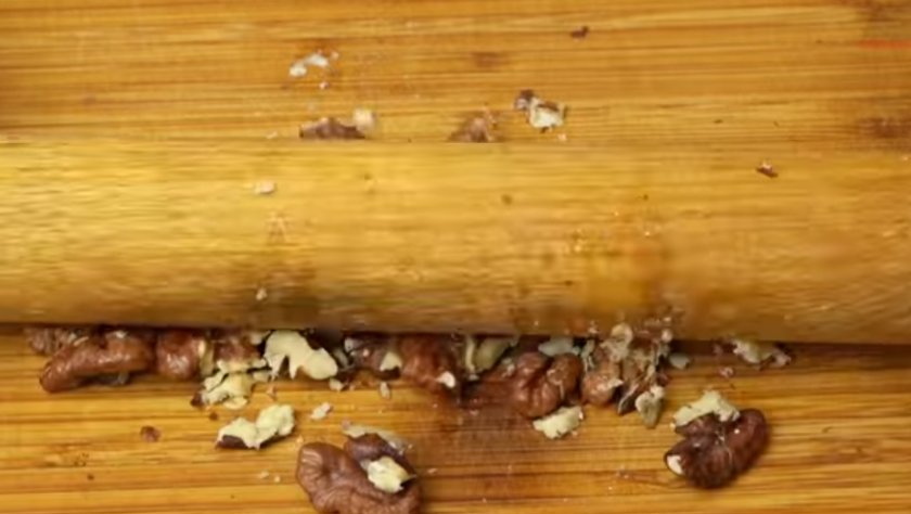 Бисквит с яблоками и орехами 