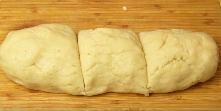 Бисквит с яблоками и орехами 