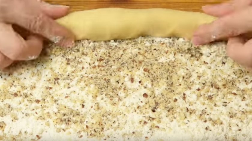 Бисквит с яблоками и орехами 