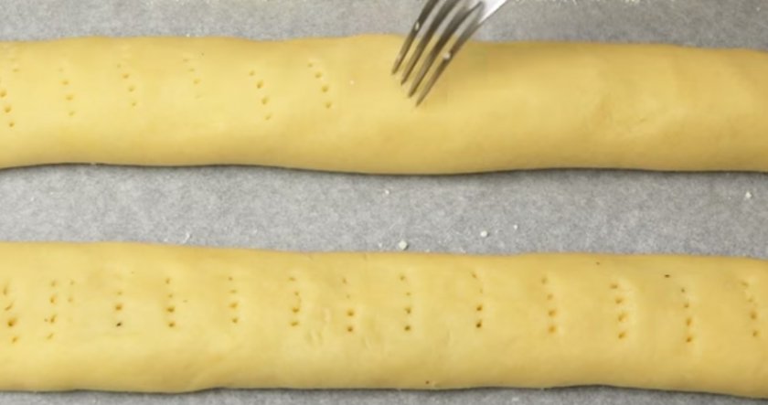 Бисквит с яблоками и орехами 