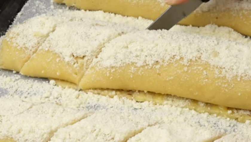 Бисквит с яблоками и орехами 