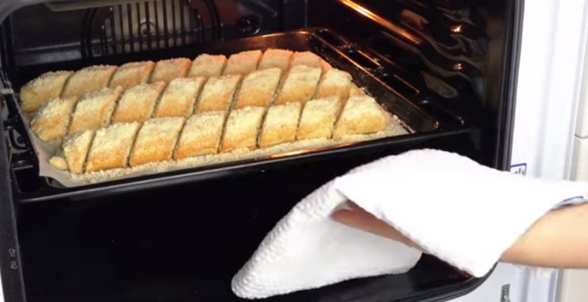 Бисквит с яблоками и орехами 