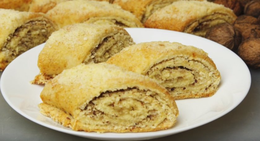 Бисквит с яблоками и орехами 
