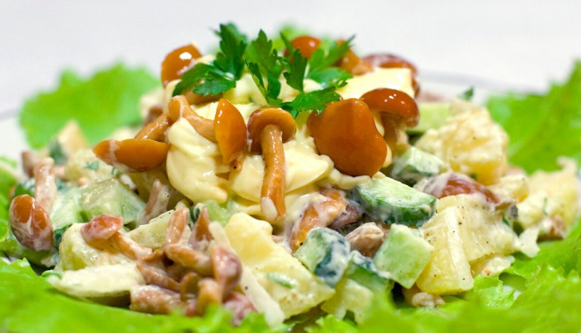 Салат с маринованными грибами и ветчиной