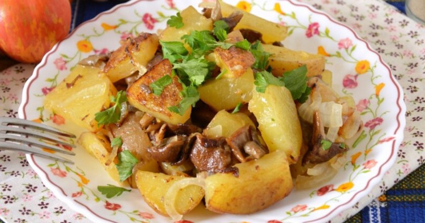 Салат с курицей и маринованными грибами
