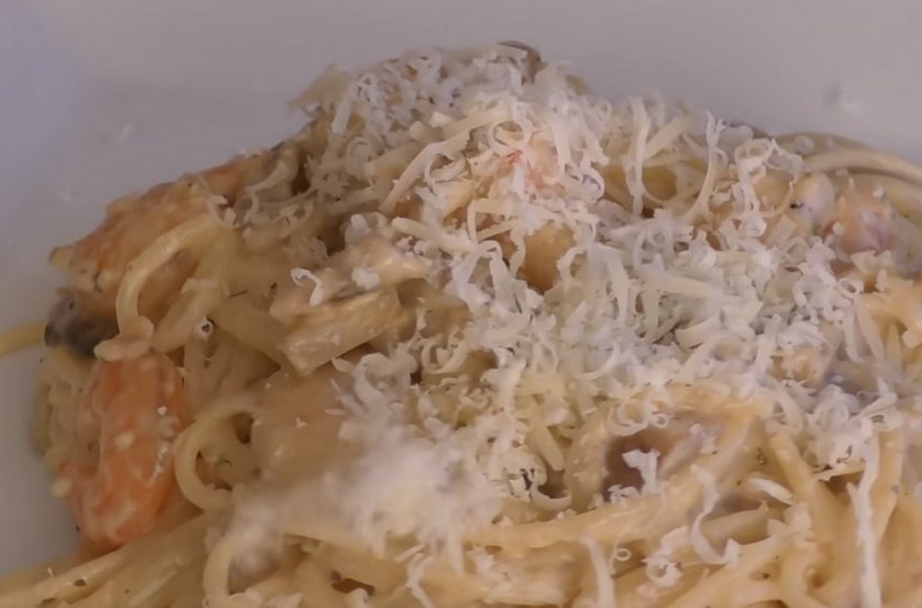 Спагетти с креветками и грибами