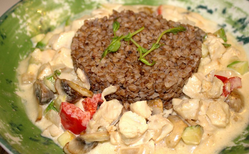 Куриное фрикасе с грибами и гречкой