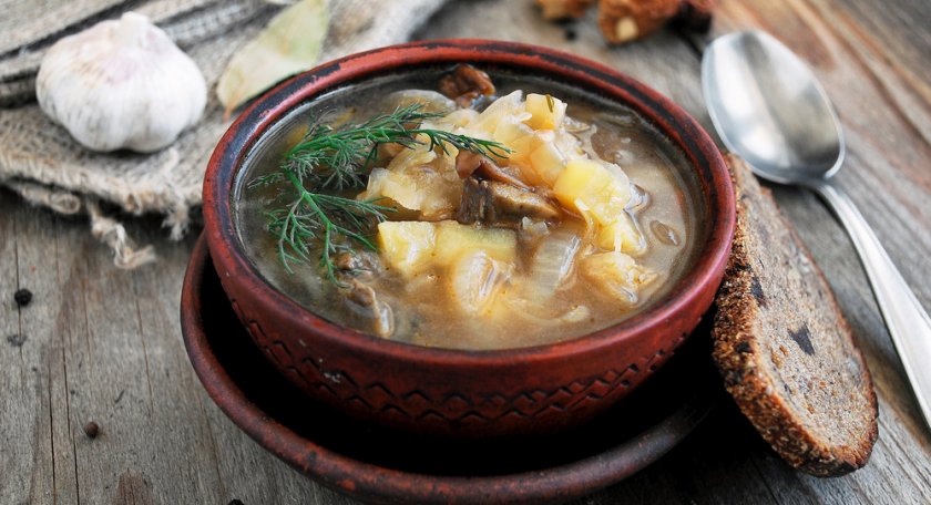 Щи с капустой, помидорами и грибами