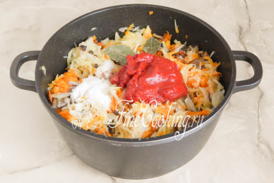 Добавляем томатную пасту, лавровый лист (обязательно помойте его), горошек душистого перца и соль