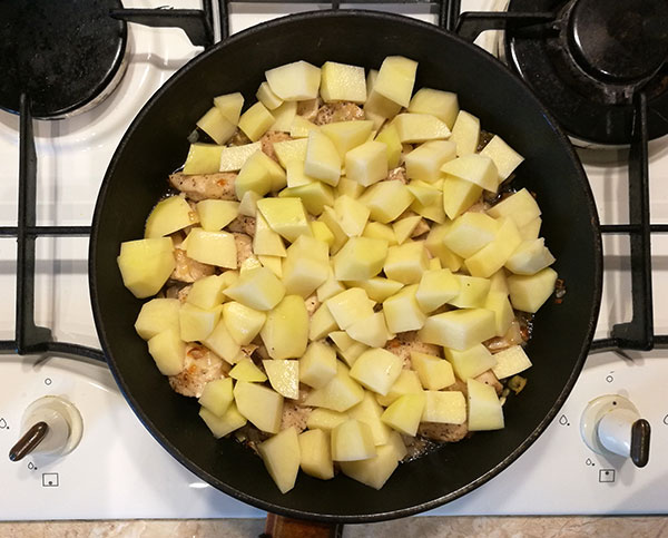 На фото нарезанный картофель в сковороде