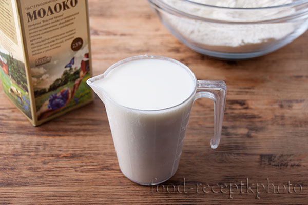 На фото молоко в мерном стакане