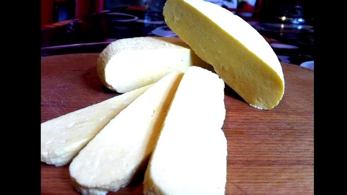 Домашний сыр из молока сметаны и яиц нее кладется емкость