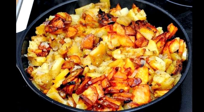 Как пожарить картошку на сковороде с золотистой корочкой Используются тмин, розмарин, чеснок, фенхель