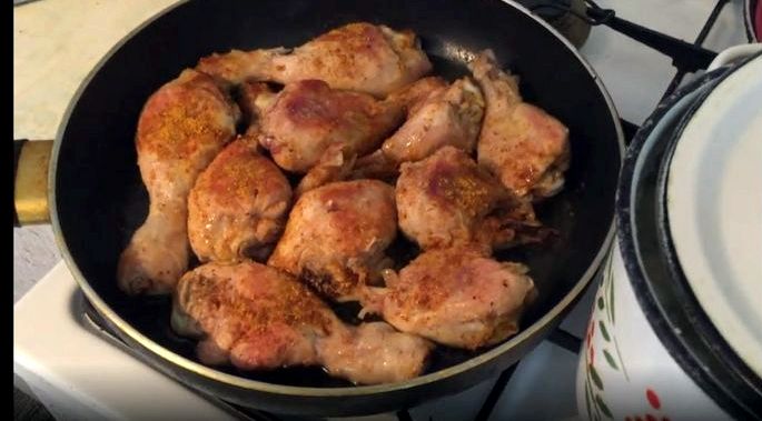 Как пожарить ножки курицы на сковороде не передерживать мясо на