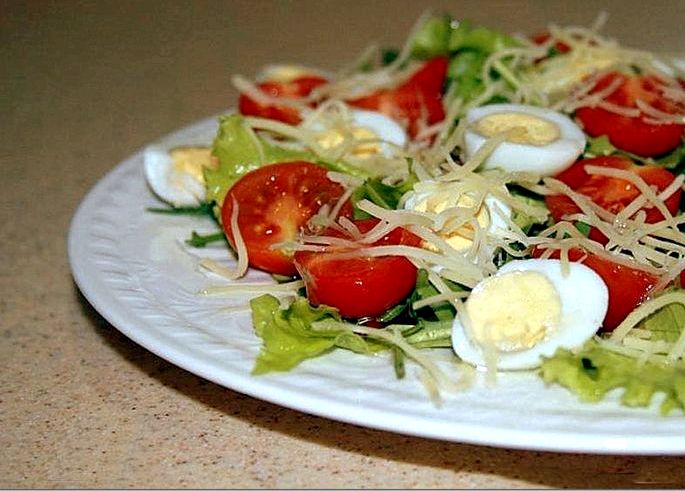 Салат с перепелиными яйцами и помидорами черри взять уже